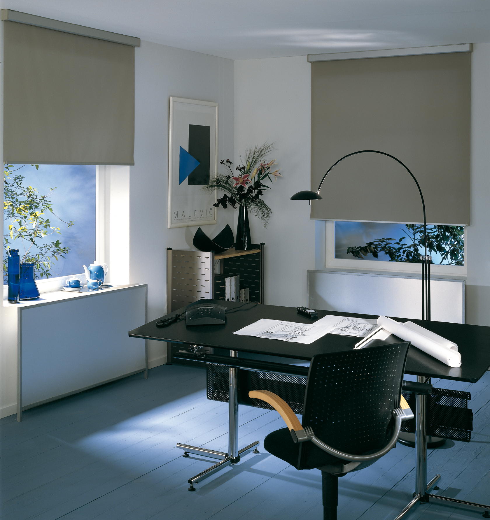 Blickdichtes Kassettenrollo im Arbeitszimmer